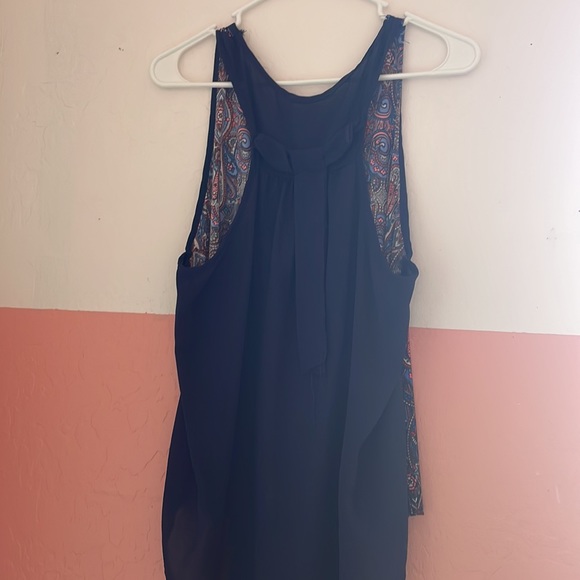 has a patterned front and plain navy back with a bow - Picture 2 of 2